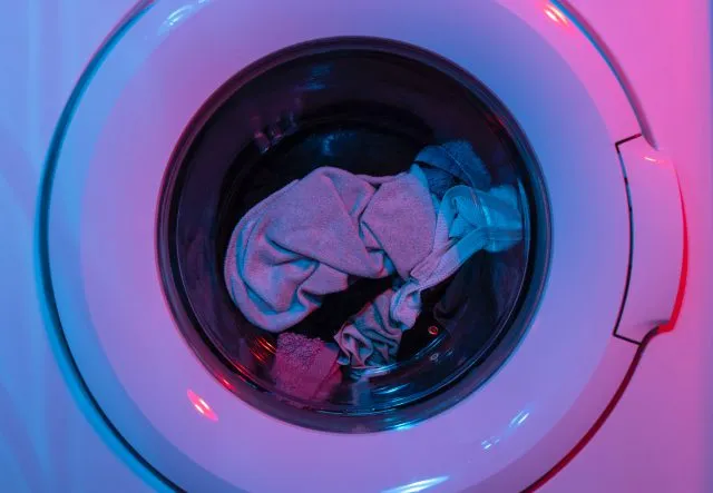 Odpowiednie pranie ubrań – pożegnaj zagniecenia po wyciągnięciu odzieży z pralki!