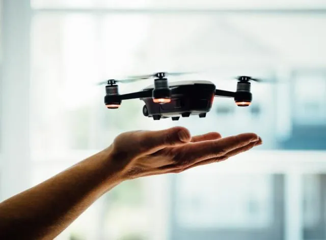 Czy żeby latać dronem należy mieć specjalne uprawnienia?
